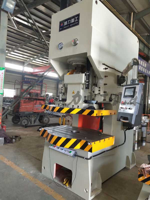 200噸液壓沖床車間實物圖