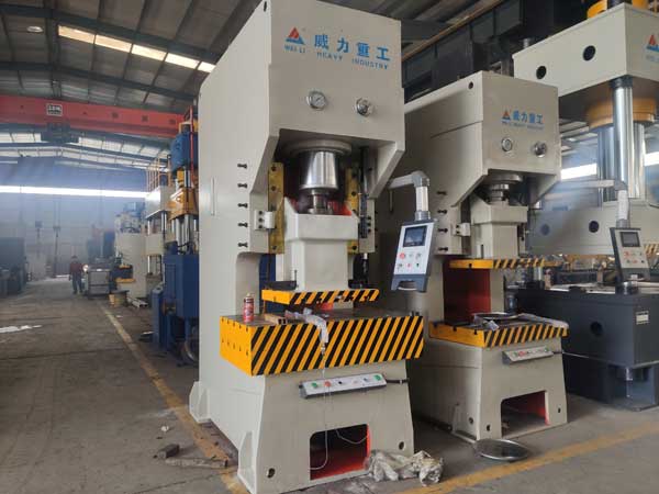 200噸快速液壓沖床車間現貨圖