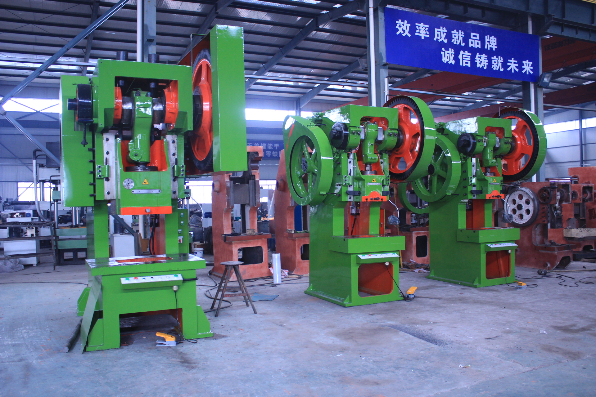 沖壓機床訂購型號為：J23開式可傾沖壓機床（沖床)：3臺，J21開式固定臺沖壓機床（沖床）：4臺?，F在貨已發至寧夏大武口礦機公司投產使用中，以下為發貨時拍攝實景圖