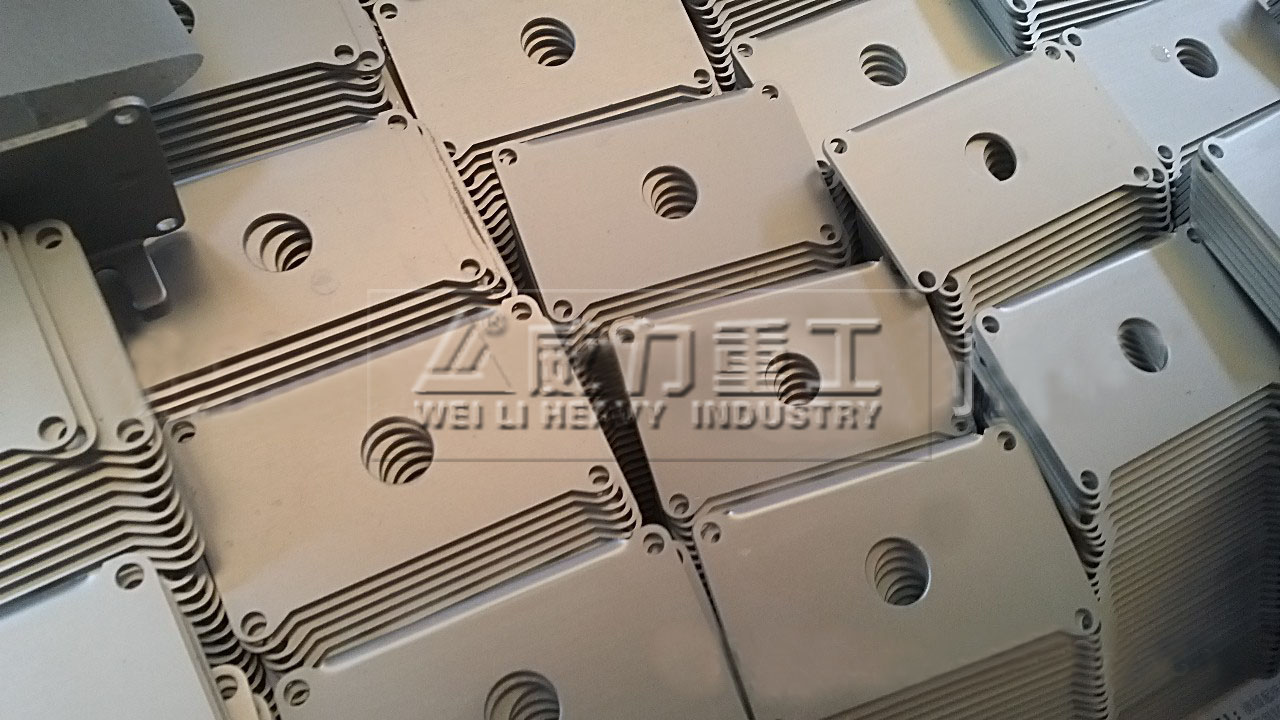 鋁合金外殼沖孔專用沖壓機床用途: 廣泛應用于不銹鋼(鋅鋼、鋁合金、扁鐵、扁鋼、槽鋼、角鐵)型材、風扇廠、空調(diào)配件廠、天線廠、貨架廠、金屬家具廠、建筑材料生產(chǎn)企業(yè)等五金沖孔加工。